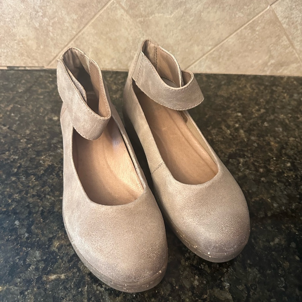 Tan Dansko Jenna Shoes with Ankle Strap - Picture 2 of 7